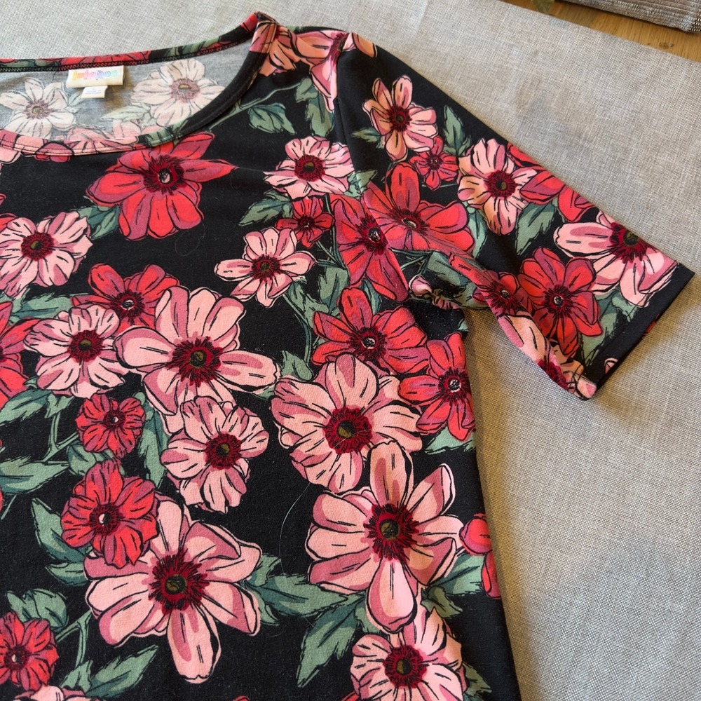 LuLaRoe L Classic T Bold Floral Short Sleeve Top Black Red Pink Cottage Casual - Picture 3 of 6